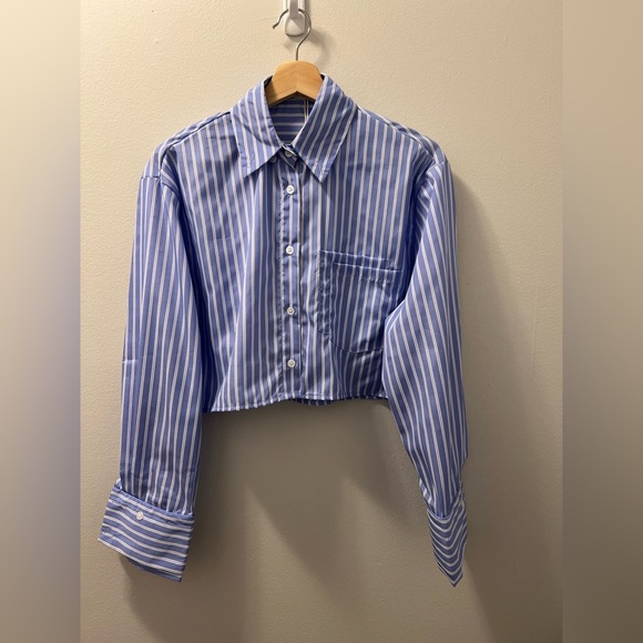 ✨HOST PICK✨ Blue Striped Cropped Shirt - Picture 2 of 2